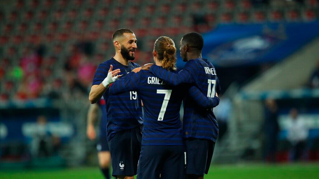 Francia golea a Gales; Benzema falla un penal