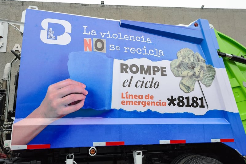 Durante las próximas semanas, unidades de recolección portarán el mensaje La Violencia No Se Recicla.