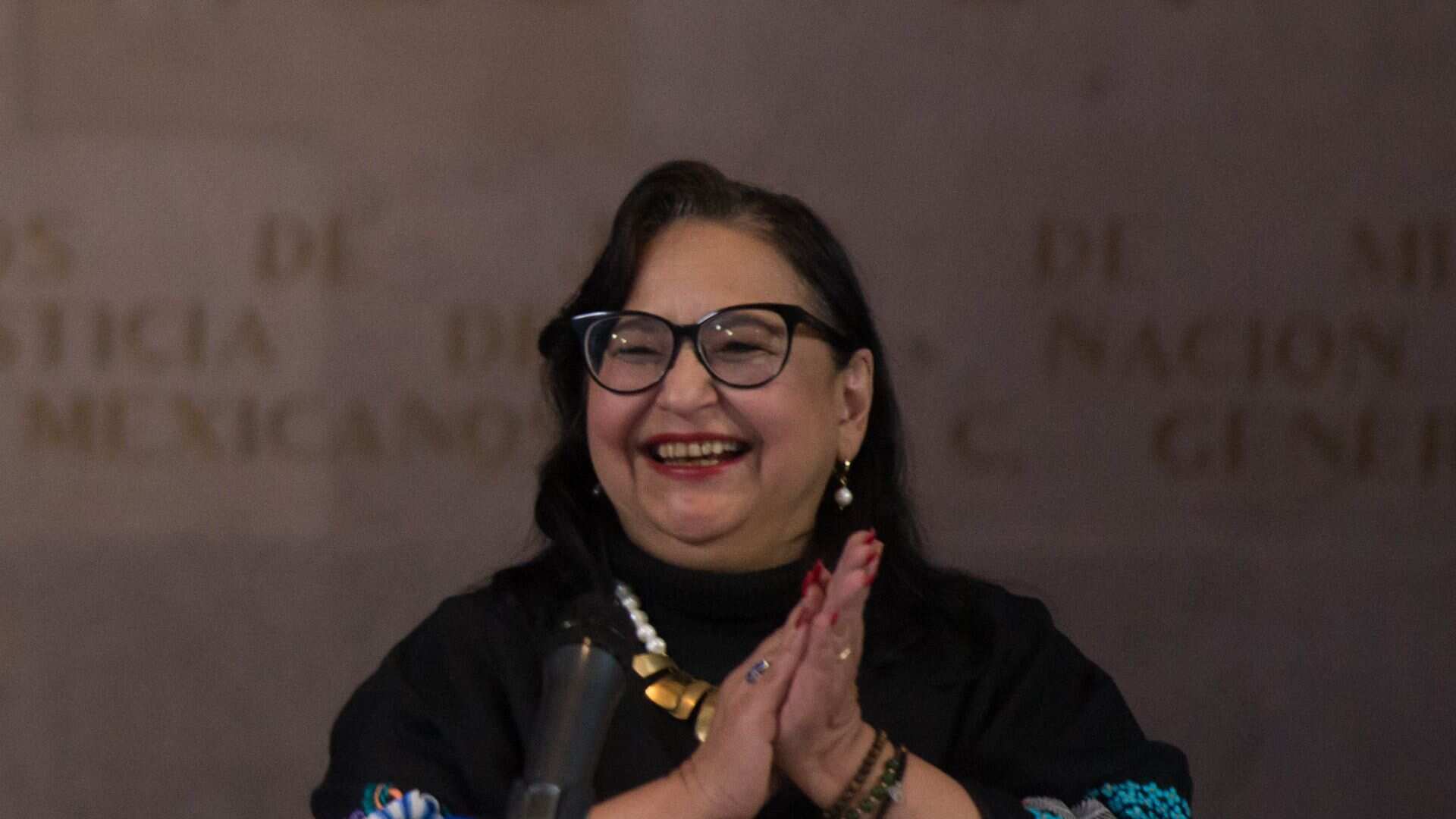 Norma Piña recibe apoyo de mujeres por ataques de AMLO