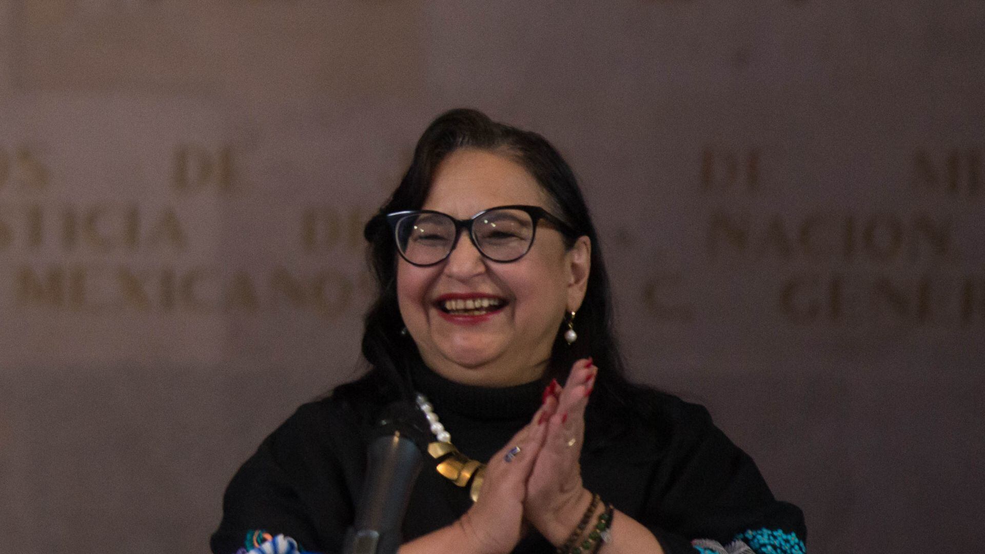 Norma Piña recibe apoyo de mujeres por ataques de AMLO