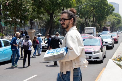 Morat reparte Publimetro en calles de CDMX