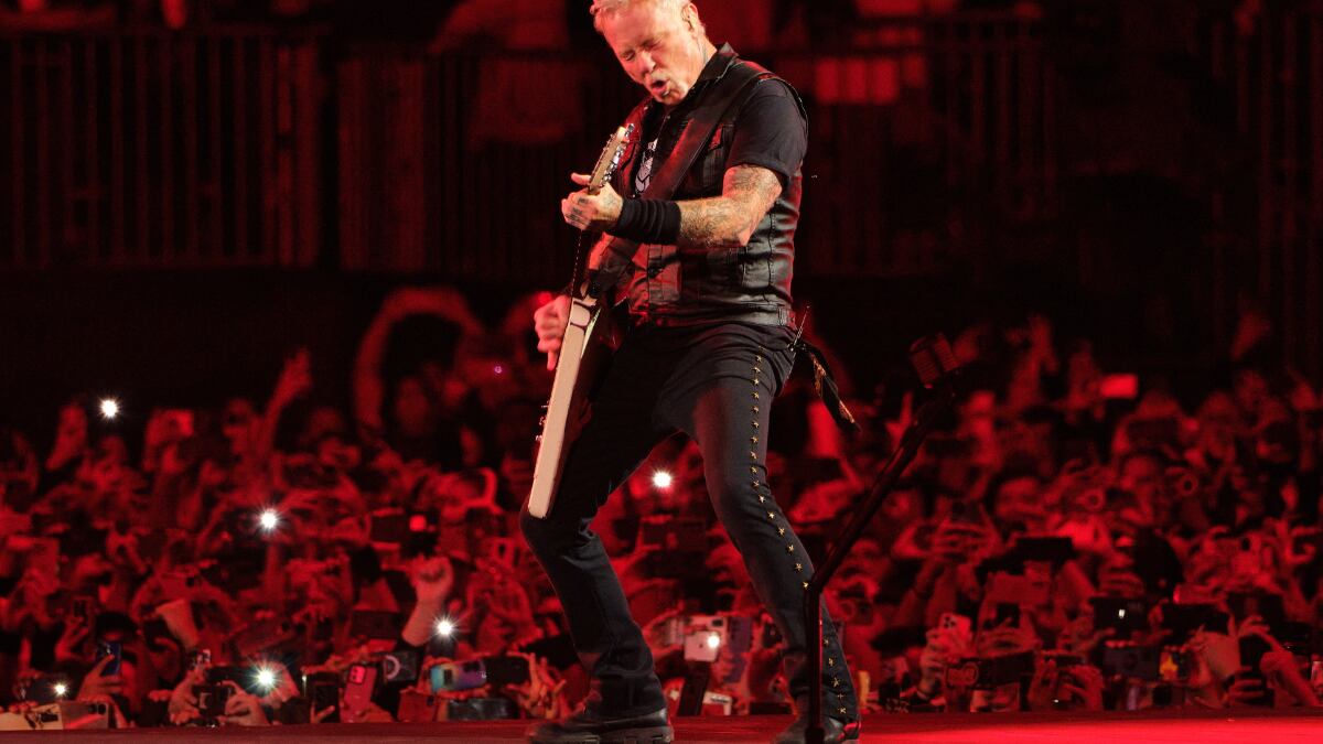 James Hetfield, vocalista de Metallica, durante su presentación en el Estadio GNP Seguros de la CDMX.