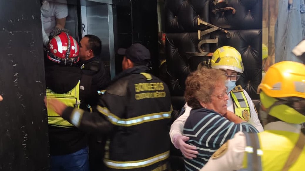 El Heroico Cuerpo de Bomberos llegó en minutos para liberar a las 13 personas que quedaron dentro del elevador
