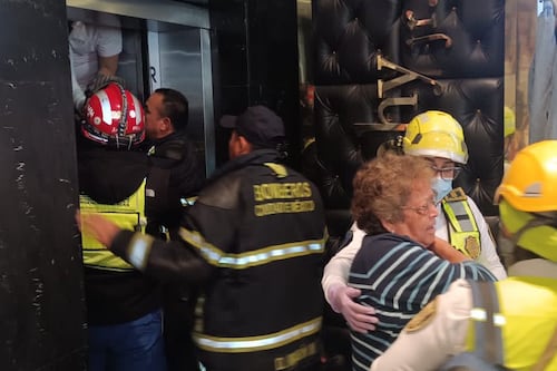 Rescatan a 13 personas tras falla en un elevador de la Cuauhtémoc; así los encontraron