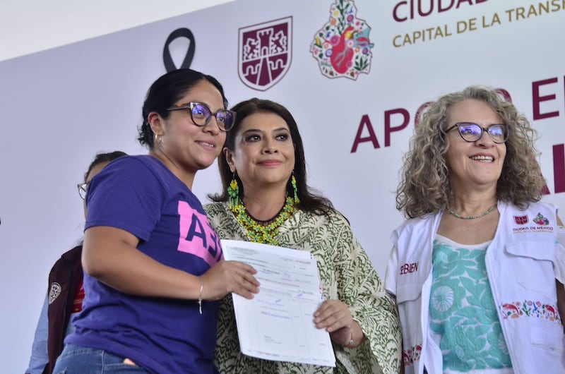 Clara Brugada entrega apoyos a736 familias afectadas por lluvias en Iztapalapa