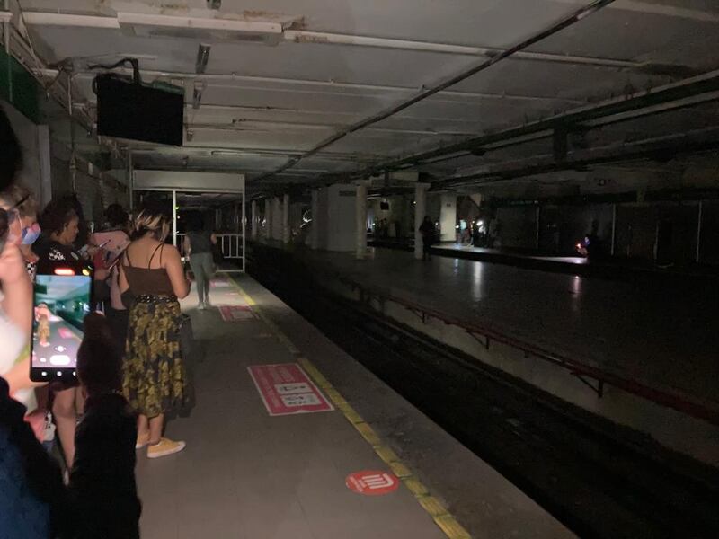 Línea 8 del Metro tiene atrasos por fallo eléctrico