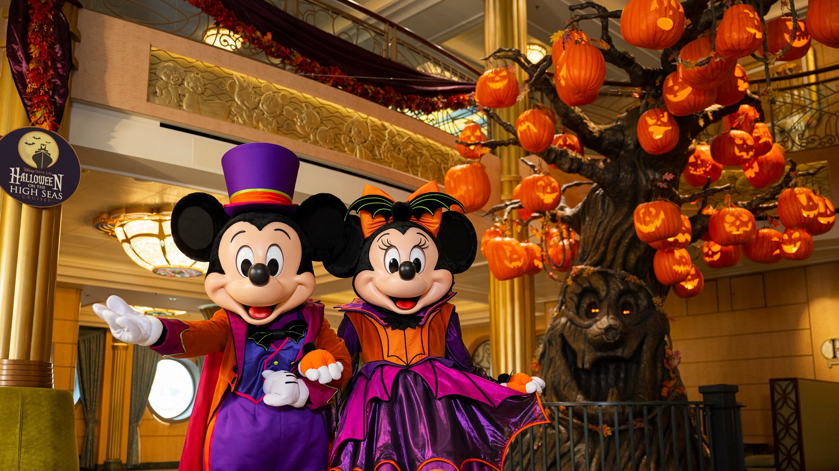 El evento incluye decoraciones temáticas, como árboles de calabaza, fiestas de disfraces y trick-or-treating para todas las edades