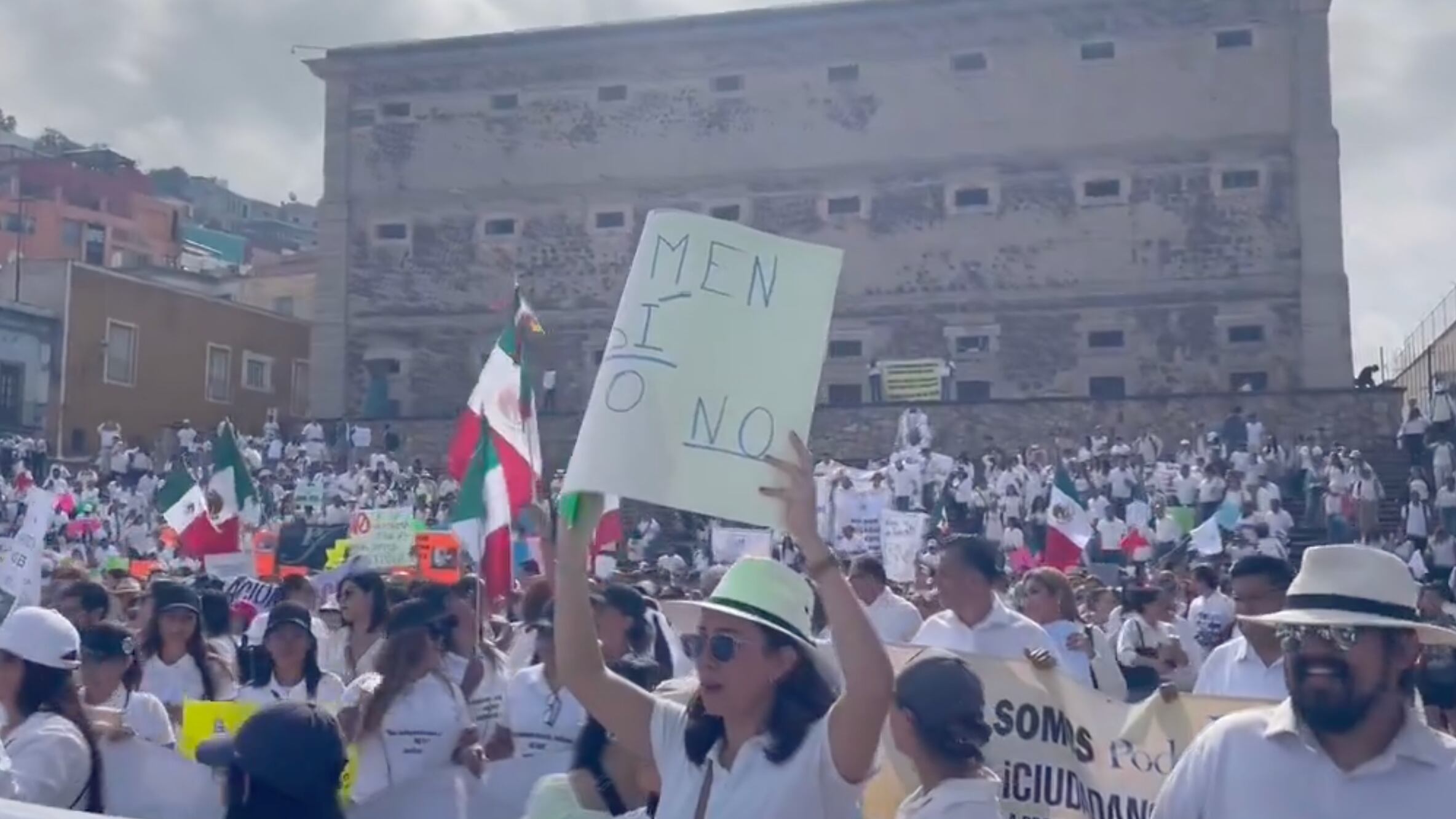 Manifestantes parten de la Alhóndiga de Granaditas.