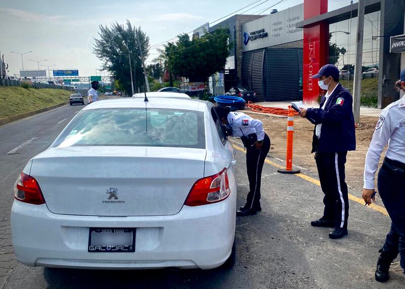 La autoridad justificó que los portaplacas llegan a tapar elementos alrededor de la matrícula del vehículo.