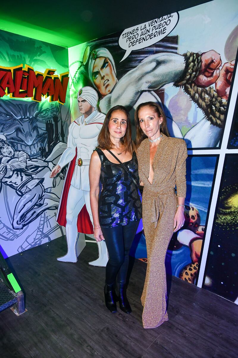 La espera terminó, ‘Neón Discoteque’ abrió sus puertas para transportar al público a una experiencia retro llena de nostalgia, en compañía de música de la década de los 70’s, 80’s y 90’s.