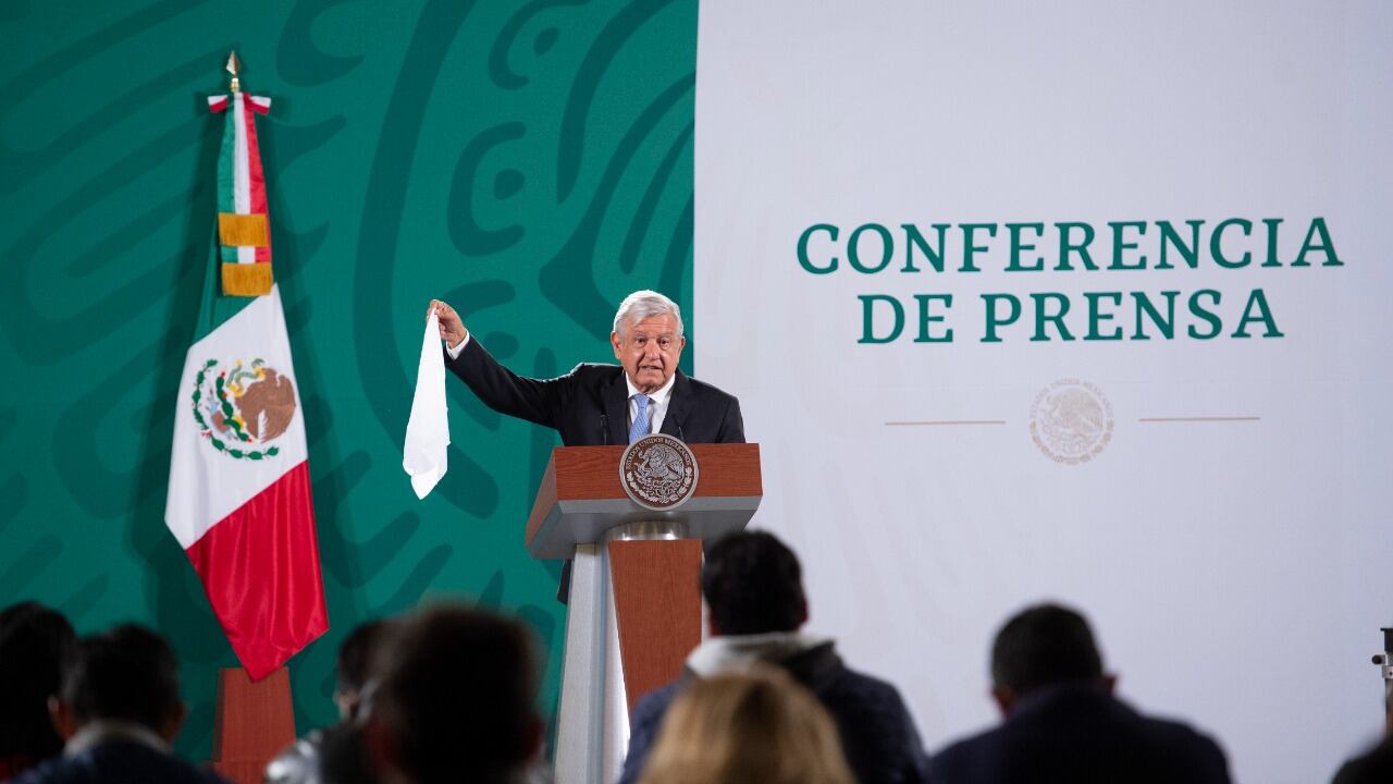 El presidente López Obrador mostró un pañuelo blanco como símbolo de que ya no hay corrupción en el gobierno