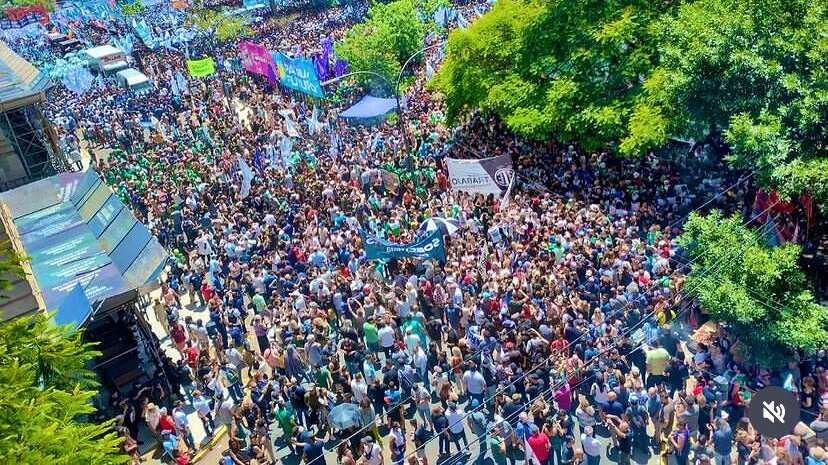 Los manifestantes exigen que no se entreguen las empresas del Estado. (Especial)