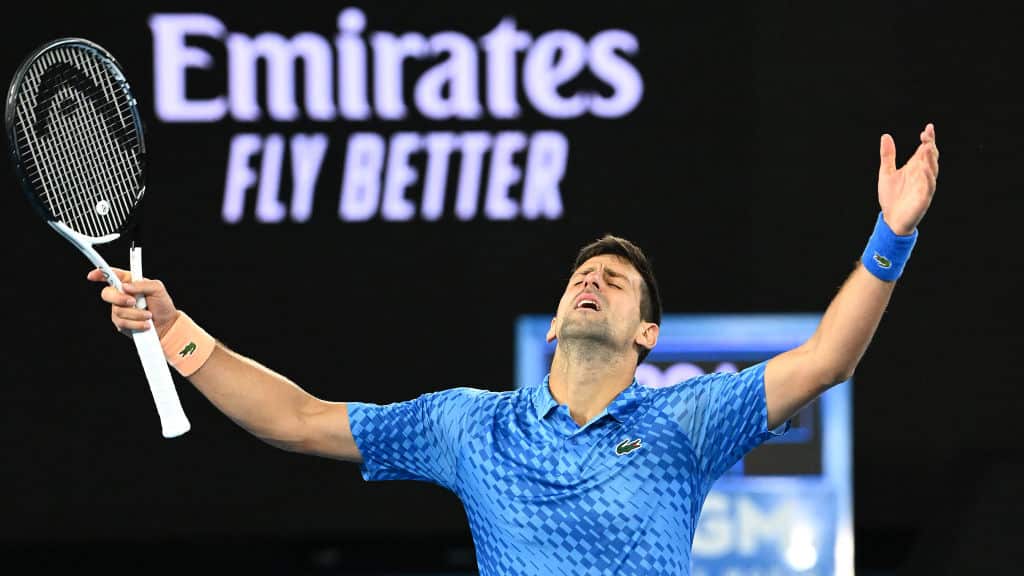 Djokovic avanzó a la cuarta ronda del Abierto de Australia por décimo quinto año consecutivo.