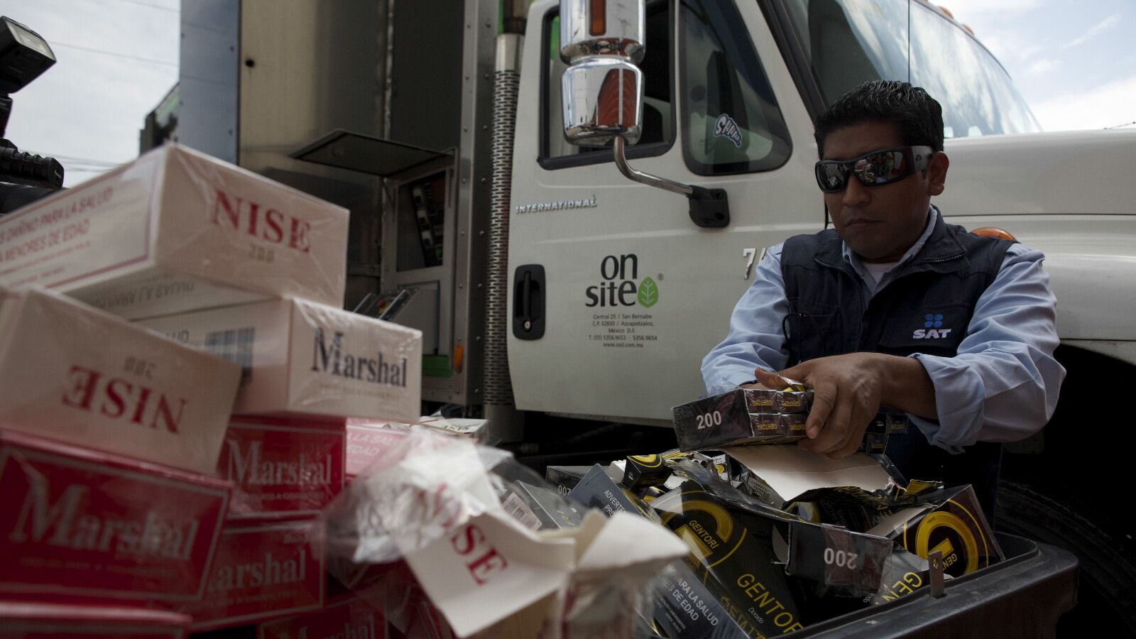 Hasta 20 y 40 de cada 100 cigarros y bebidas alcohólicas son pirata o contrabando; los “Godínez” son clientes cautivos y gastan más 800 pesos al mes solo en tabaco.