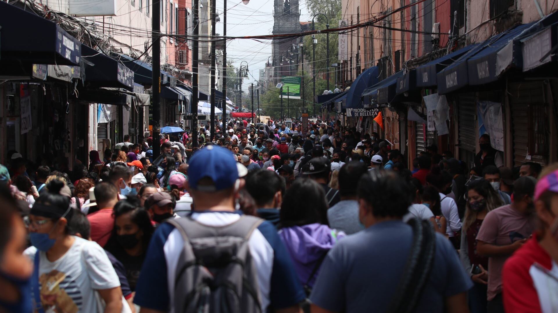CIUDAD DE MÉXICO, 02JULIO2020.- Ante la entrada en Semáforo Epidemiológico color naranja, miles de personas se han vuelto a las calles del centro histórico para comprar o para abrir sus negocios que habían permanecido cerrados por la pandemia de Covid-19. En algunos locales las filas y la sana distancia se trata de respetar, sin embargo en algunas otras calles las aglomeraciones de comerciantes y peatones continúa en aumento. Nuestro país ha registrado, hasta el momento, más de 232 mil casos confirmados y 28, 510 defunciones, superando a España. 
FOTO: GALO CAÑAS /CUARTOSCURO.COM