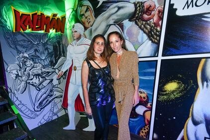 La espera terminó, ‘Neón Discoteque’ abrió sus puertas para transportar al público a una experiencia retro llena de nostalgia, en compañía de música de la década de los 70’s, 80’s y 90’s.