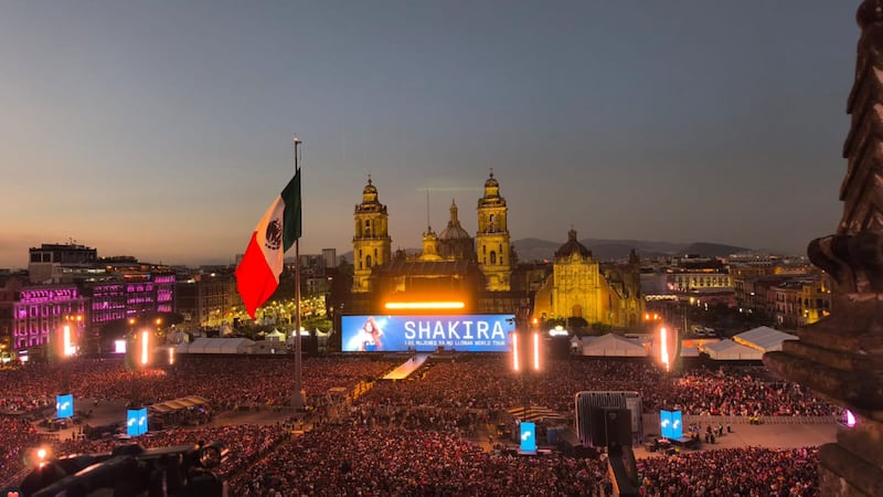 Todo listo en el Zócalo para el concierto gratuito de Shakira