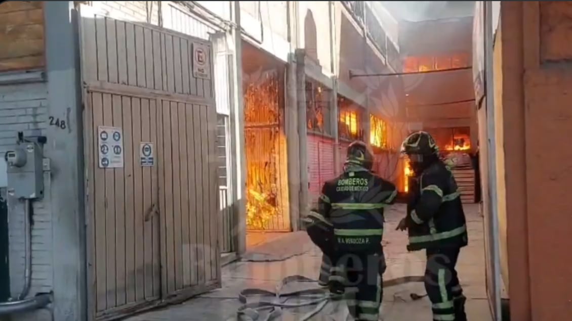 Incendio en Azcapotzalco en fábrica de telas