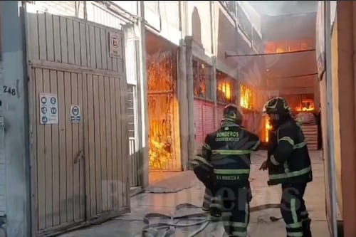 Incendio en Azcapotzalco consume bodega de telas, moviliza a cuerpos de emergencia