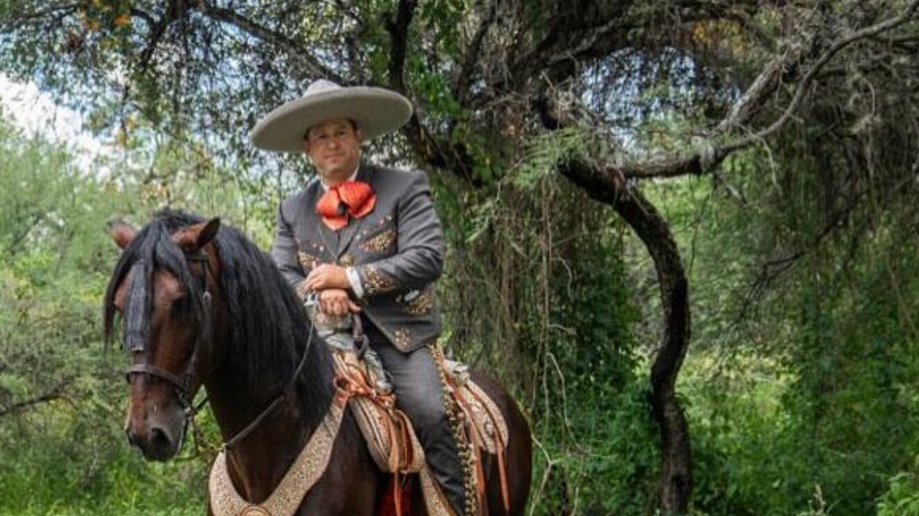 El gobernador de Guanajuato, sufrió la caída de un caballo, lo que le dejó dos costillas lastimadas.