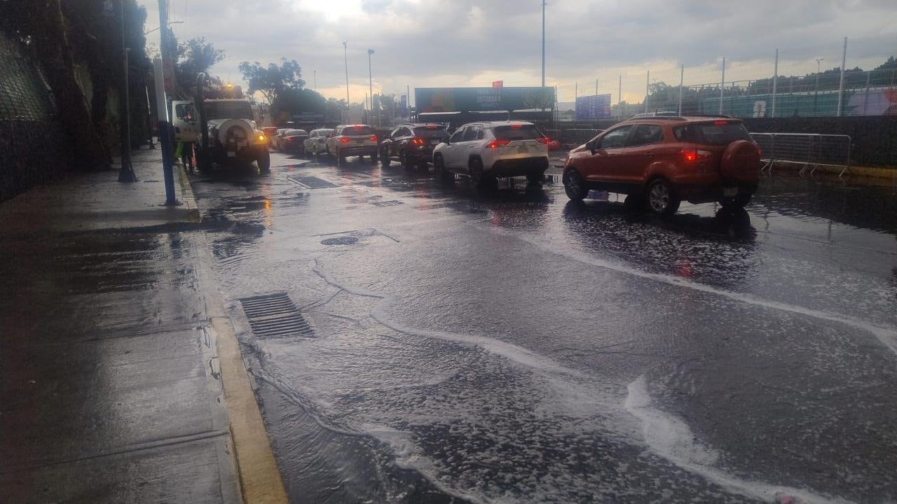 Encharcamientos, vehículos atrapados y baja visibilidad marcaron la jornada de lluvias en Tlalpan y Coyoacán
