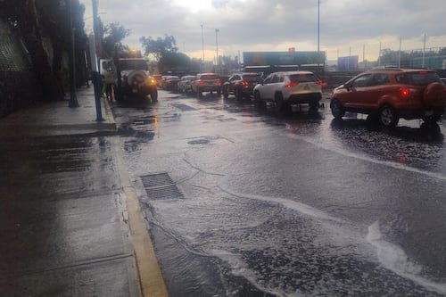 ¡Activan Alerta Roja en CDMX! Fuertes lluvias inundan Coyoacán y hospital en Tlalpan