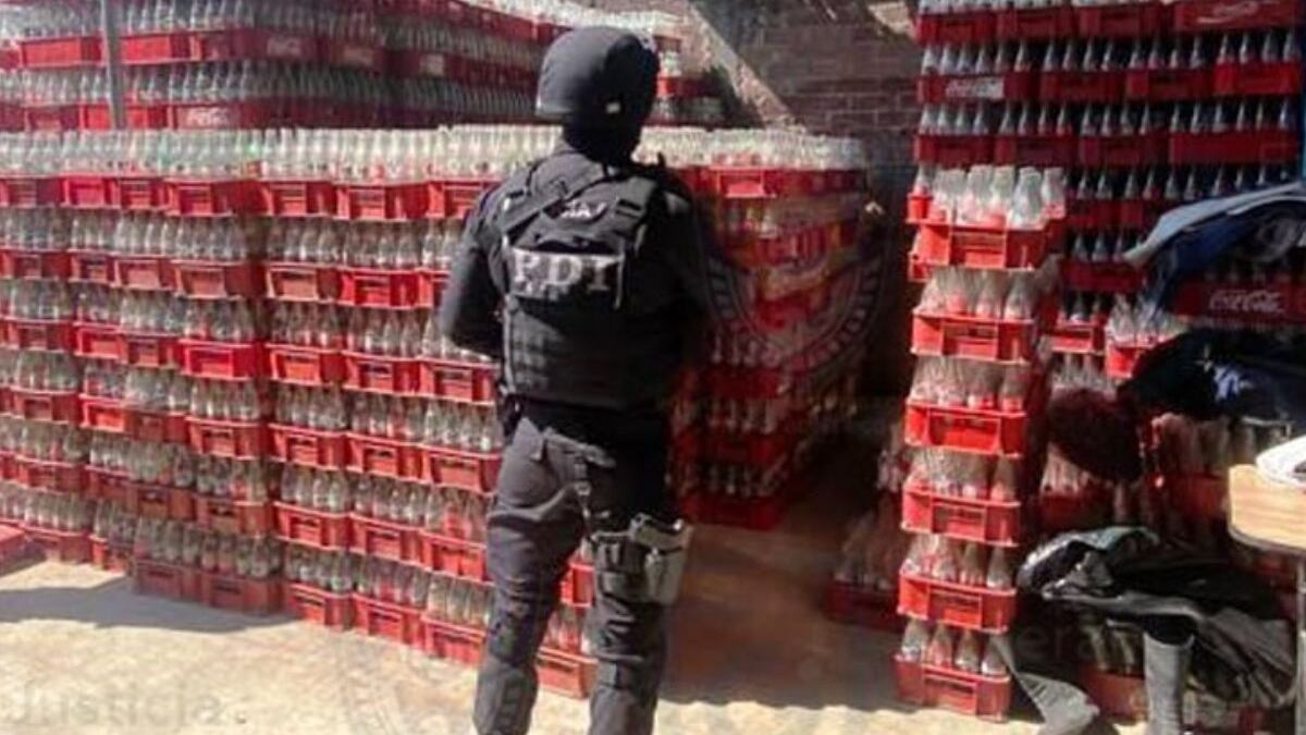 Detienen a clonadores de refresco de cola en Iztapalapa.
