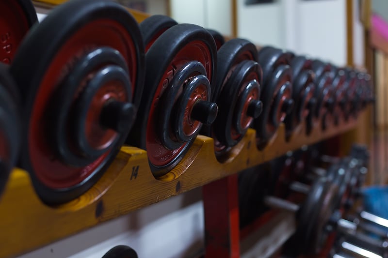 Ya sea que optes por peso integrado o por peso libre en el gimnasio, ambas opciones tienen cosas a favor y en contra, y lo mejor para ti dependerá de tu situación y de tus objetivos. Foto: Magnific.