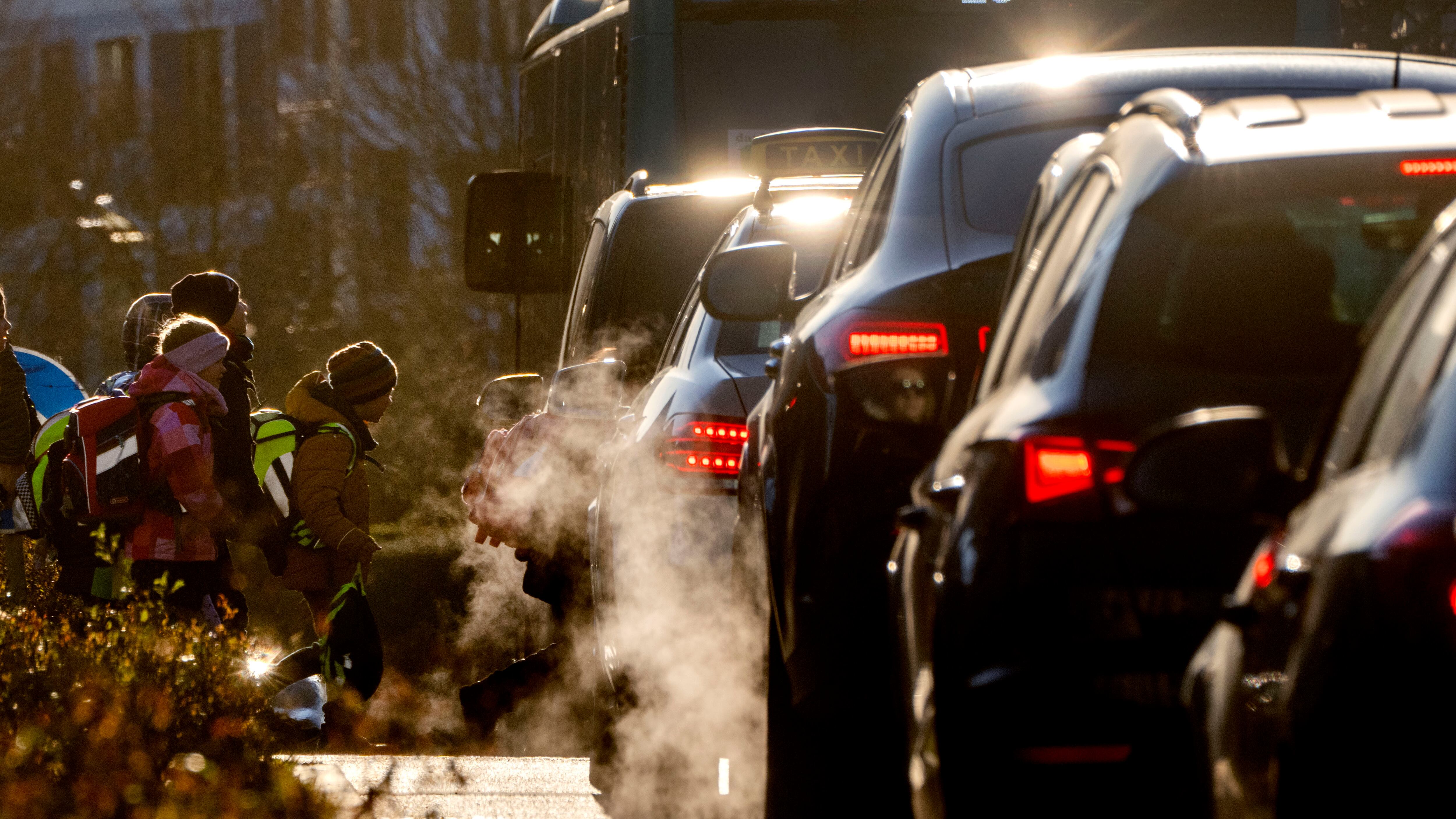 Restringen uso de autos con motores de combustión interna