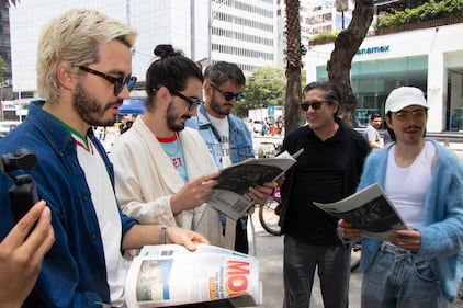 Morat reparte Publimetro en calles de CDMX