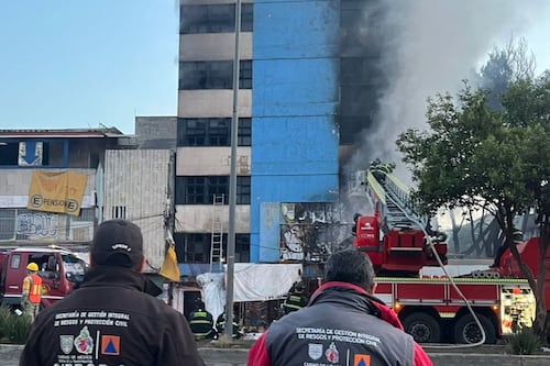 Incendio en el Mercado Sonora moviliza a cuerpos de emergencia; evacúan a 200 personas