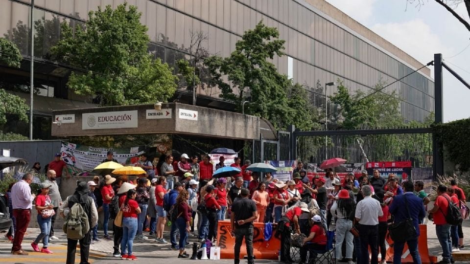 La CNTE reforzó sus acciones de presión en la capital con protestas y cierres de vialidades en medio de las mesas de diálogo con el Gobierno federal.