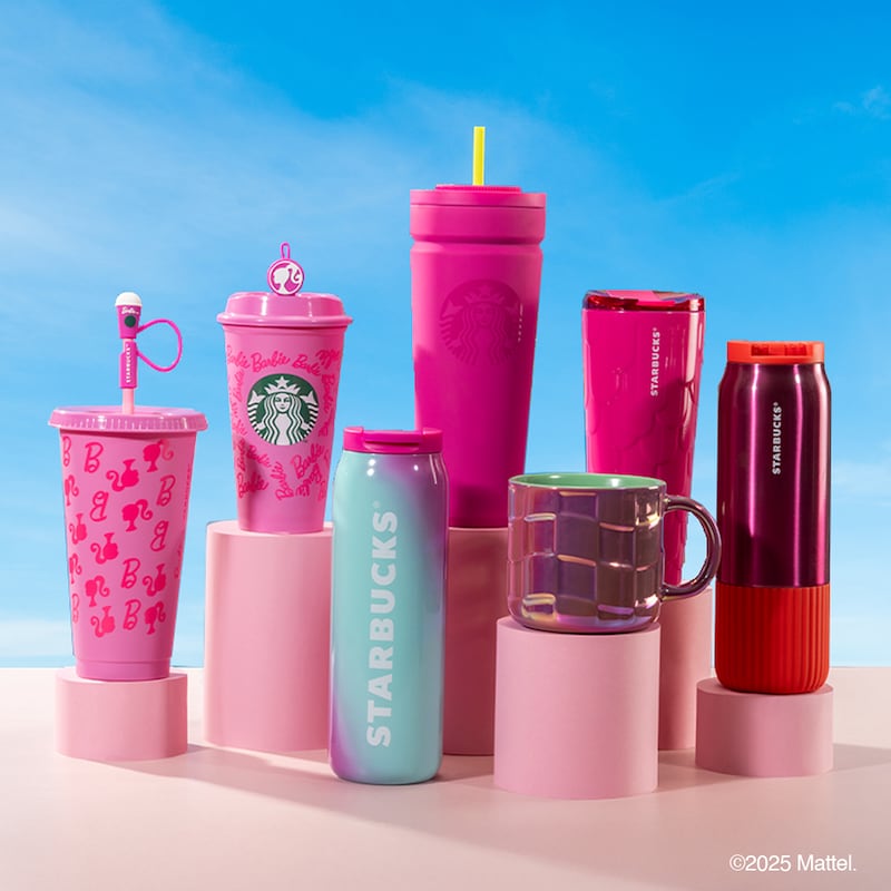 Únete a la colaboración más esperada del año y vive la magia de Barbie en Starbucks. Conoce el menú especial y la exclusiva colección de vasos y termos coleccionables que te harán sentir en un mundo de fantasía