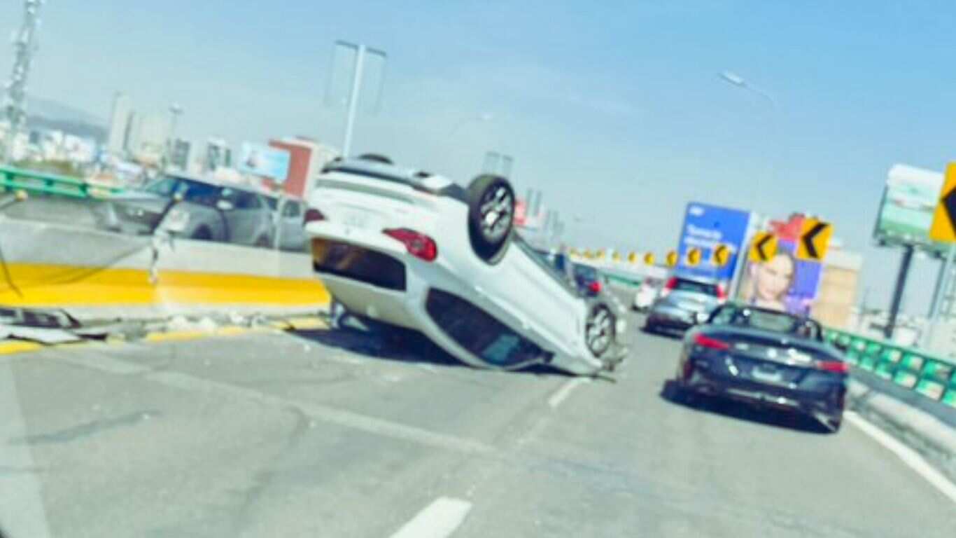 Volcadura de camioneta en Periférico CDMX