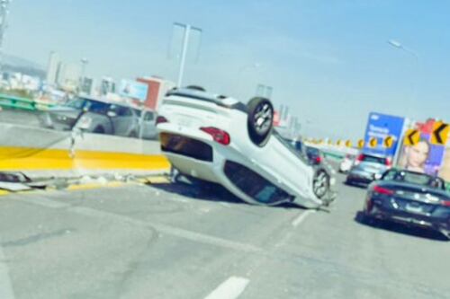 Se reporta volcadura de camioneta en el segundo piso de Periférico y Coscomate