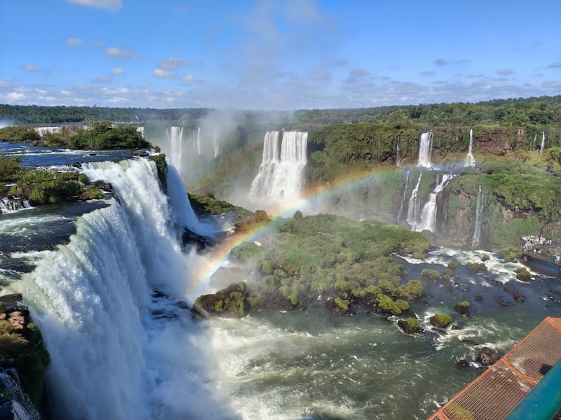 Te contamos cómo llegar a las Cataratas de Iguazú y cuáles son las experiencias imperdibles para aprovechar al máximo una escapada corta llena de naturaleza y emoción