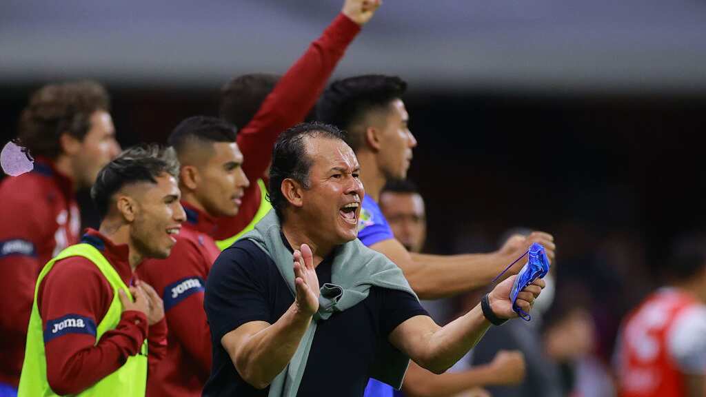 Cruz Azul concreta la renovación de Juan Reynoso