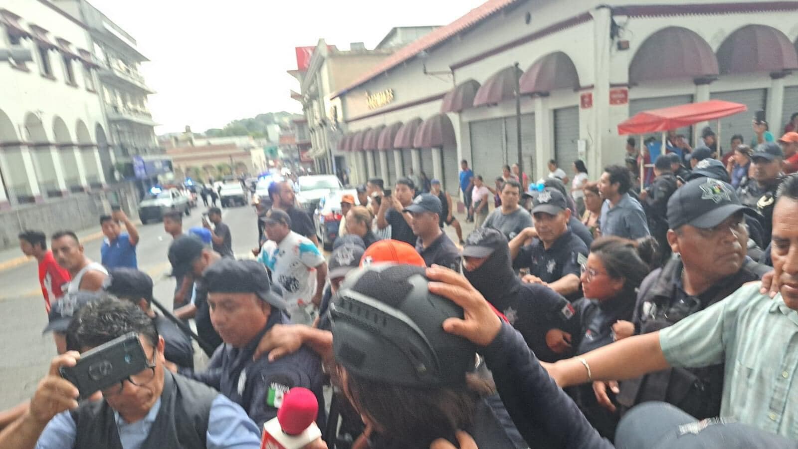 los manifestantes, quienes exigían la justicia por la muerte de Jorge Luis “N” y la detención de los policías culpables.