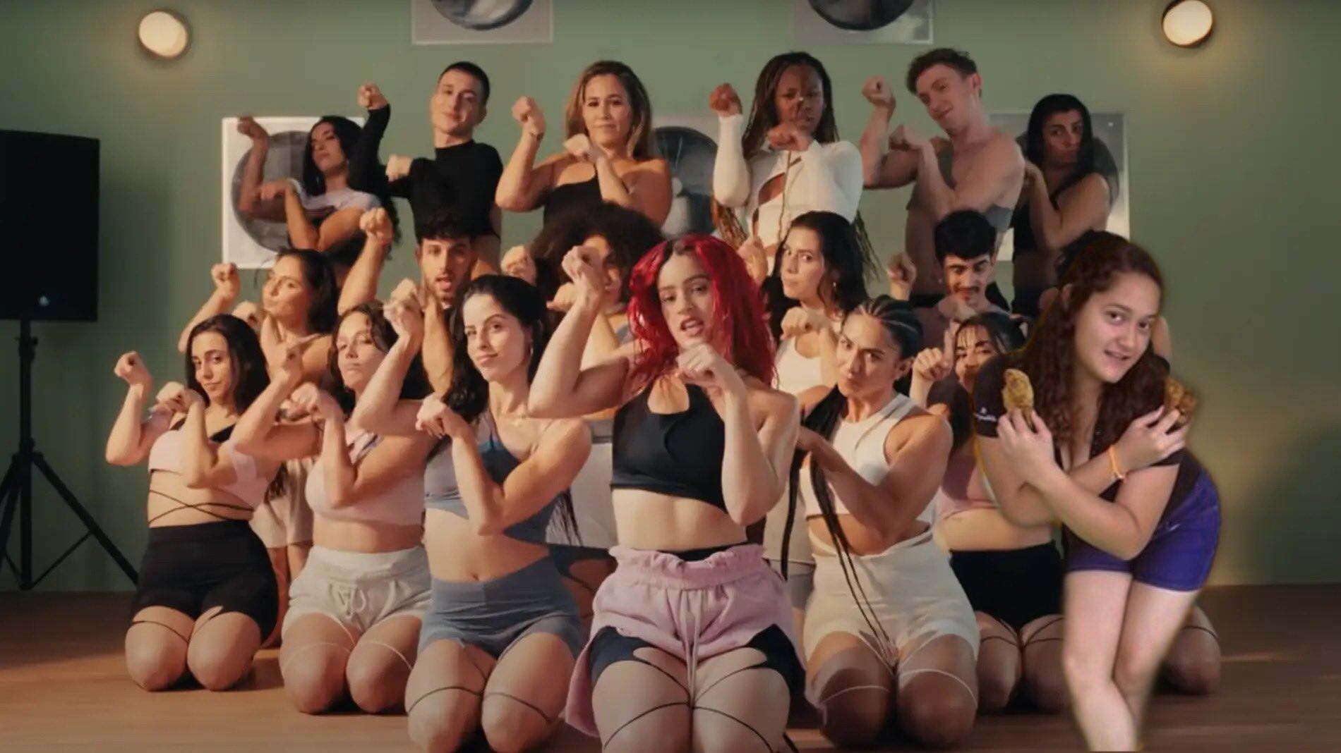 Unos kazakis que le hacen un túnel por el que Rosalía atraviesa arrastrándose por el piso, mientras es grabada con teléfonos celulares.