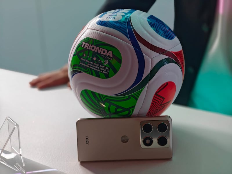 Los nuevos razr fold y edge 70 fusion llegan con diseño inspirado en el evento más importante del futbol