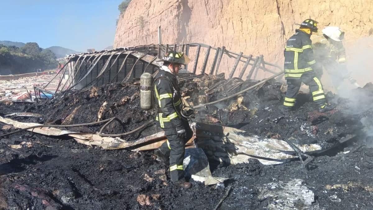 Video autopista Toluca-Naucalpan: Tráiler cargado con telas vuelca y se incendia; cierran totalmente la circulación