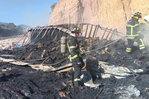 Tráiler cargado con telas vuelca y se incendia en autopista Toluca-Naucalpan; cierre total de la circulación