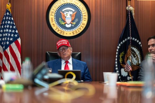 Trump celebra destrucción nuclear en Irán, pero informe secreto indica que el daño fue mínimo