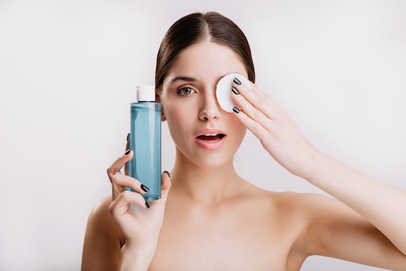 Para mantener una dermis radiante, implementa rutinas especializadas con productos profesionales