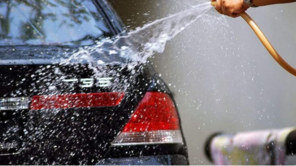 ¡Doble sanción! Estas son las multas por desperdiciar agua al lavar un auto en la calle