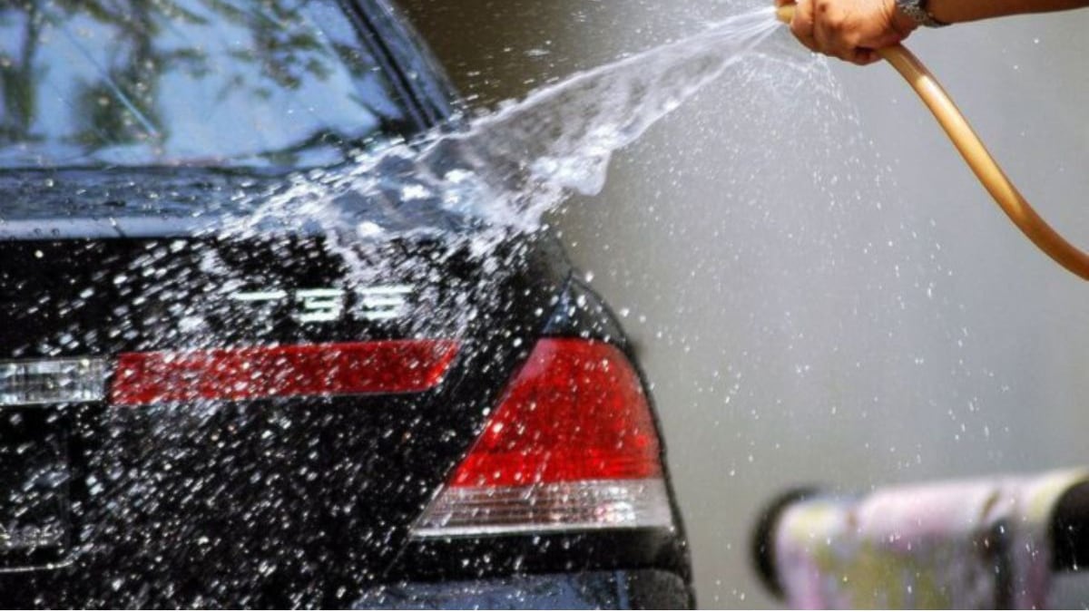 ¡Doble sanción! Estas son las multas por desperdiciar agua al lavar un auto en la calle