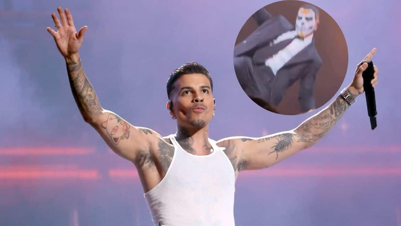 El cantante sufrió una impactante caída en el escenario