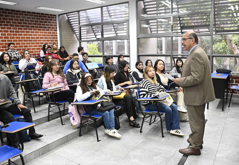 UNAM estudiantes en clases