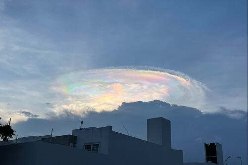 Sorprende iridiscencia en el cielo de León