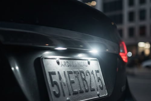 Adiós a las placas “maquilladas”: Morena va por conductores con láminas alteradas en coches